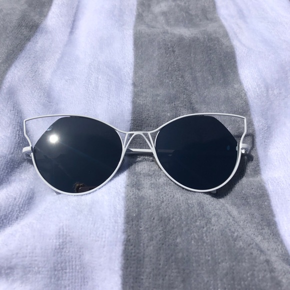 TOPFOXX Accessories - CLEARANCE // white cat eye sunglasses